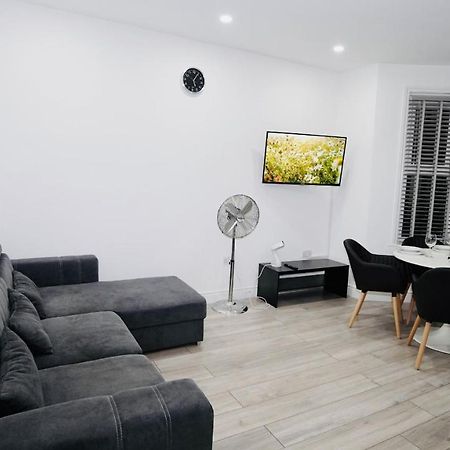 E2M Stays Lovely Apt Close To Ilford Station With Free Parking Kültér fotó